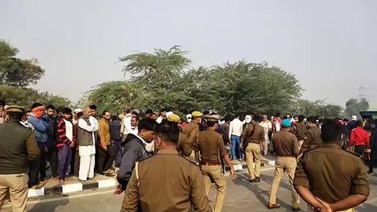 अज्ञात वाहन से युवक की मौत से ग्रामीण हुए आक्रोशित