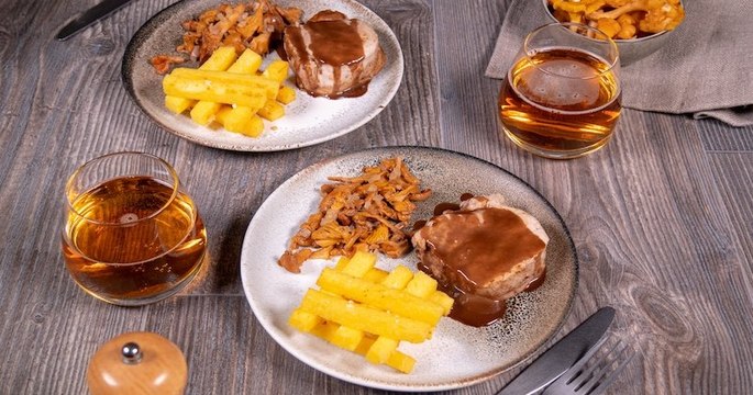 Ce grenadin de veau avec des frites de polenta et une sauce aux girolles ne manque pas de saveurs !