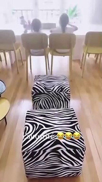 Amel Bent a bien du mal à convaincre ses deux filles d'aller faire la sieste, comme elle l'a montré en vidéo sur Instagram, le 11 novembre 2020.