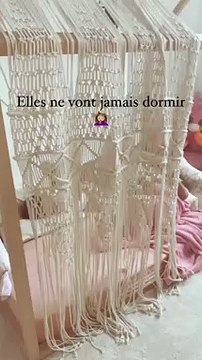 Amel Bent a bien du mal à convaincre ses deux filles d'aller faire la sieste, comme elle l'a montré en vidéo sur Instagram, le 11 novembre 2020.