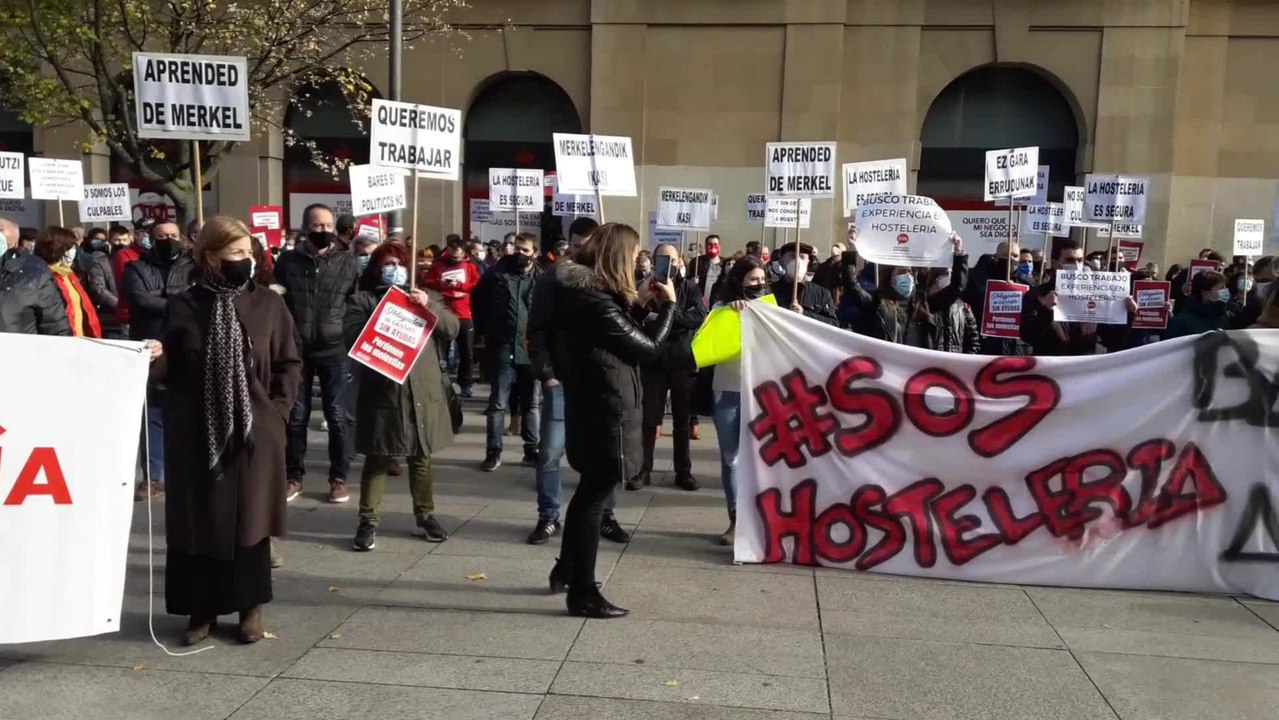 Concentración de hosteleros en Navarra para pedir el "rescate" del sector