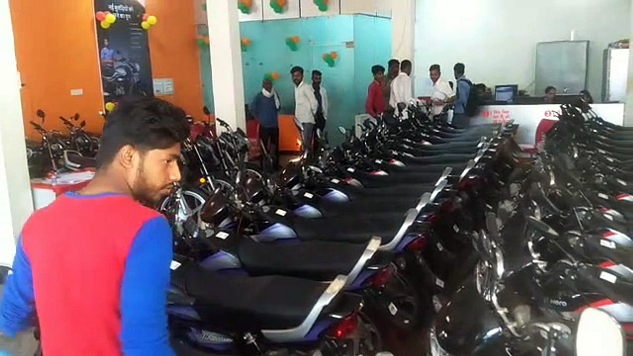 दो पहिया वाहन दुकानों पर लगी ग्राहकों की भीड़, करीब 500 वाहन बिकने की उम्मीद