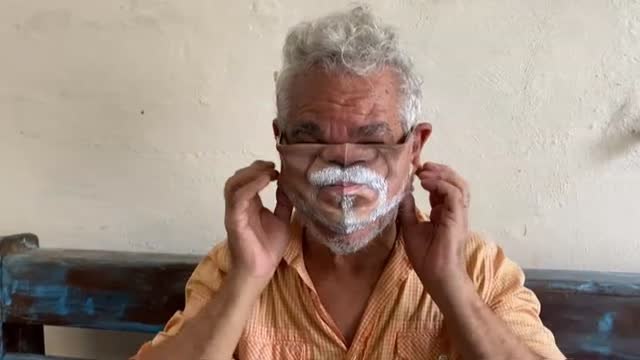 Un artista brasileño pinta sorprendentes mascarillas personalizadas.