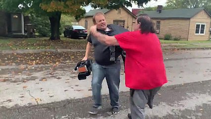 Un homme attaque une équipe de journalistes