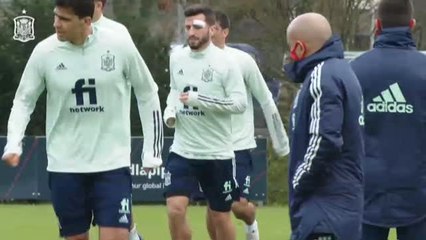 Télécharger la video: La selección entrena en Países Bajos antes de viajar a Suiza