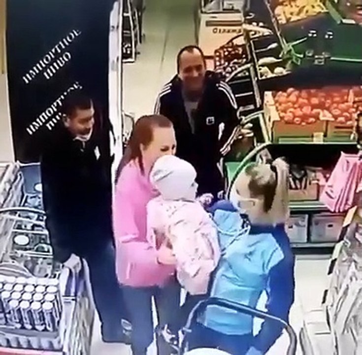 Une maman se trompe d'enfant dans un magasin