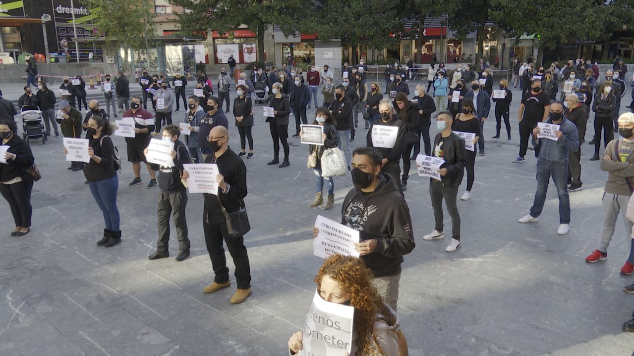 Hosteleros de Barakaldo (Bizkaia) protestan por el cierre de sus negocios