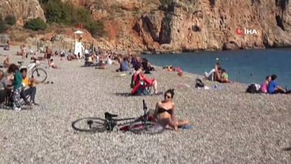 Sahilde yoğunluk azaldı, sosyal mesafe kolaylaştı