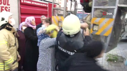 Bayrampaşa'da korkutan yangın... Kadın ve çocuklar camlara çıkarak yardım istedi