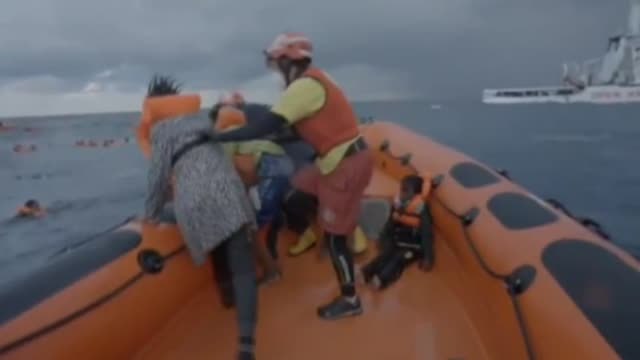 Sobrecogedoras imágenes del rescate de 100 migrantes en el mar Mediterráneo