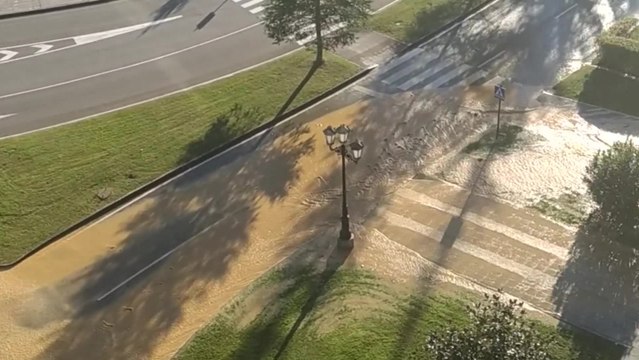 La rotura de una tubería inunda varias calles de Montecerrao (Oviedo)