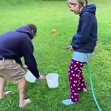 Cette femme tente d'uriner comme un homme avec ce jet d'eau et constate que c'est pas si simple