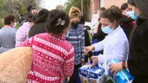 Vecinos de la Cañada Real reciben alimentos de Fundación Madrina