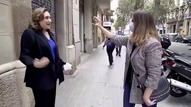 Ada Colau en la calle sin mascarilla... ¡Y no la multan!