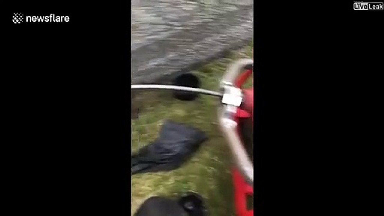 Ce plombier débouche un tuyau et ce n'est pas beau à voir...