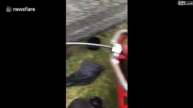 Ce plombier débouche un tuyau et ce n'est pas beau à voir...