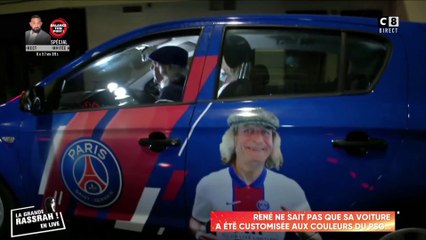 René Malleville à bord de sa voiture customisée aux couleurs du PSG avec le sosie de Didier Raoult