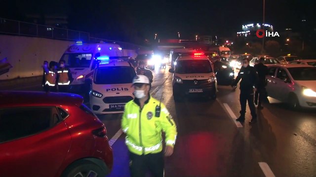 Zincirleme kazada otomobil bariyere saplandı: 1 ağır yaralı