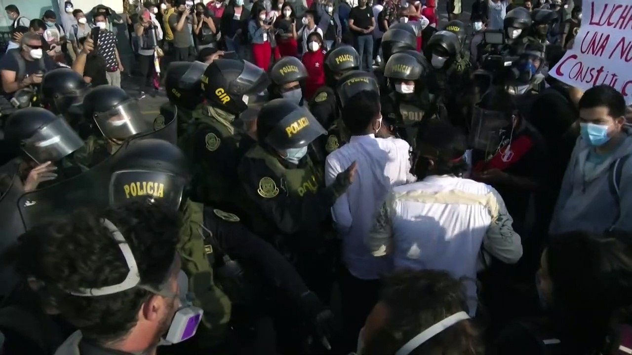 Milhares protestam em Lima
