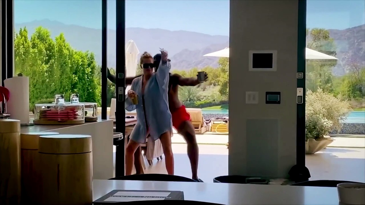 Kendall & Kylie Make Nice- -KUWTK- Katch-Up (S19, Ep7) - E!