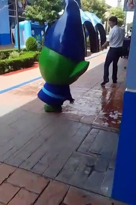 el duende de movistar se resbala