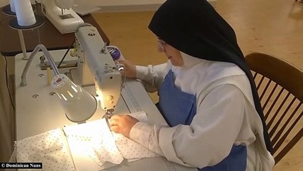 Suore domenicane all'opera per realizzare mascherine anti-CoVid