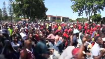 Polícia sul-africana dispersa manifestação contra alegado racismo em festa escolar