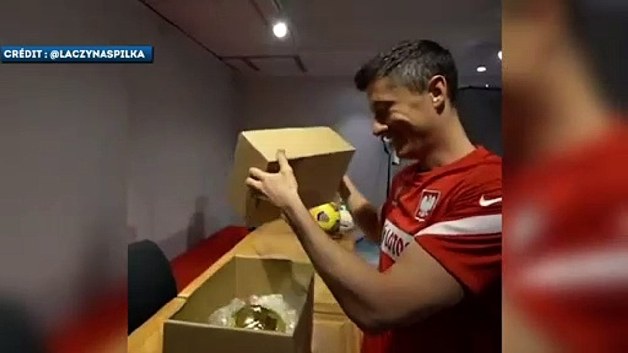 Quand Robert Lewandowski reçoit un Ballon d'Or plus vrai que nature