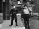 Charlie Chaplin - Charlot en la calle de la paz (Easy Street), 1917 (Subtítulos en español)