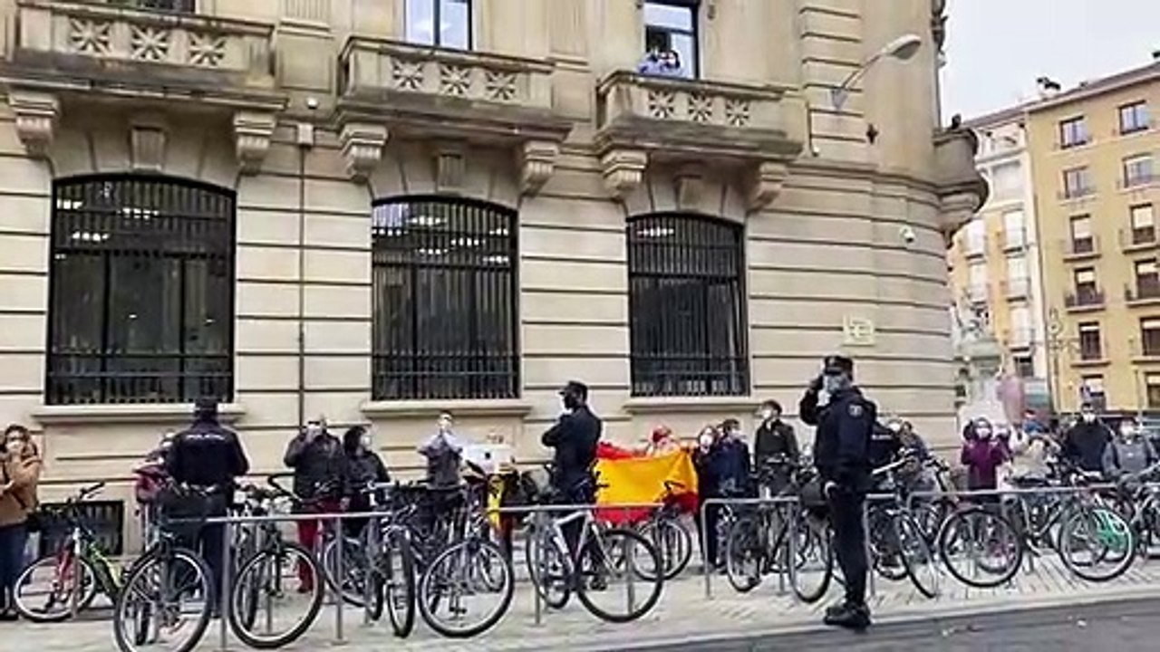 Pedro Sánchez, recibido entre gritos y abucheos en Pamplona