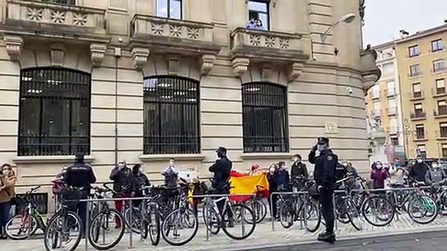 Pedro Sánchez, recibido entre gritos y abucheos en Pamplona