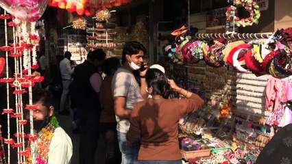 Inde: malgré le virus, foule sur les marchés avant la fête de Diwali
