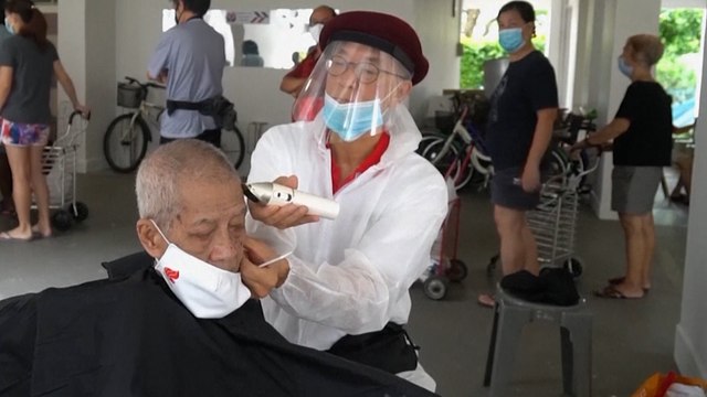 Coronavirus: Volunteers in Singapore help the vulnerable