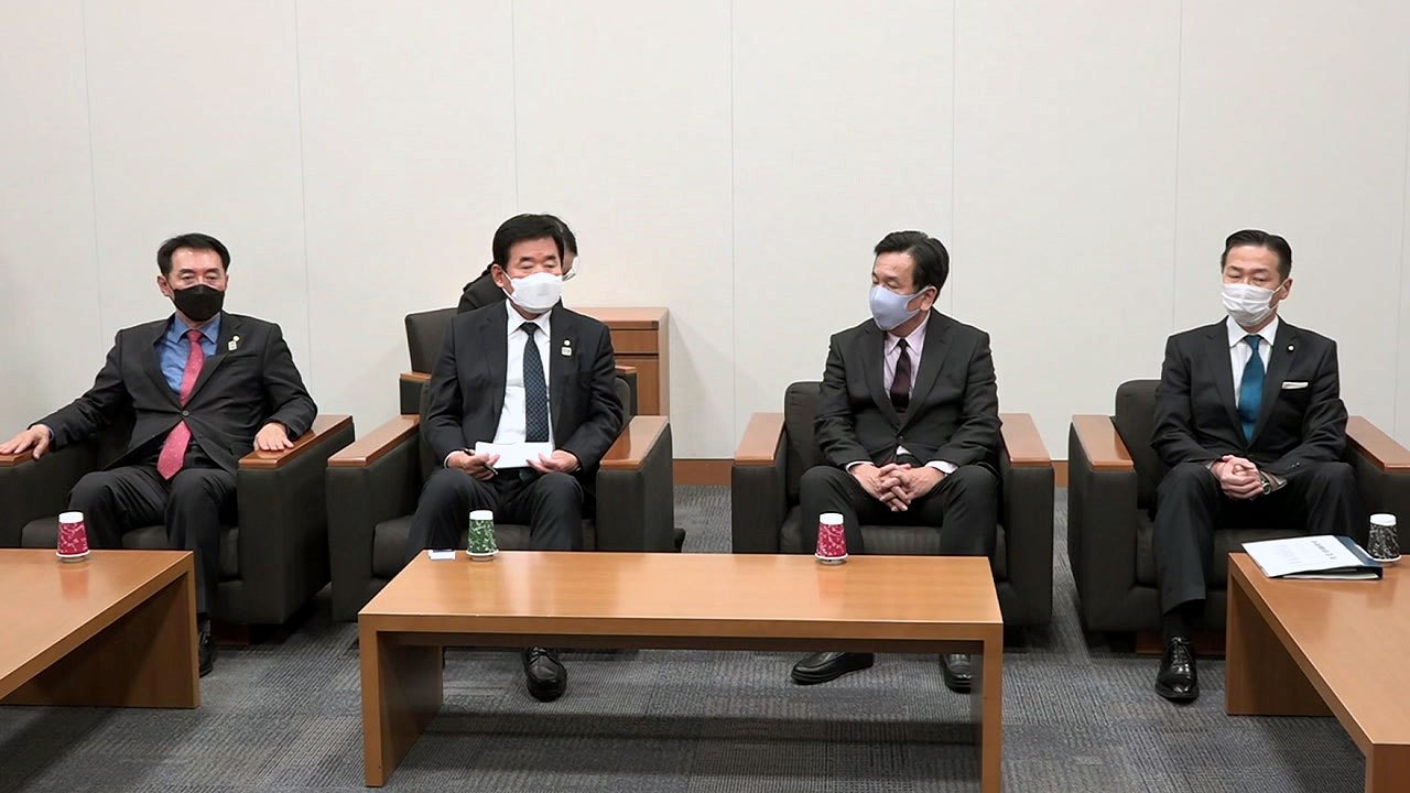 스가 총리, "한일 관계 개선 공헌 기대"...여야 의원, "양국 교류 노력할 것"...