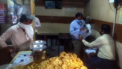 खाद्य पदार्थों की जाँच करने बसस्टैंड पंहुंचे अधिकारी