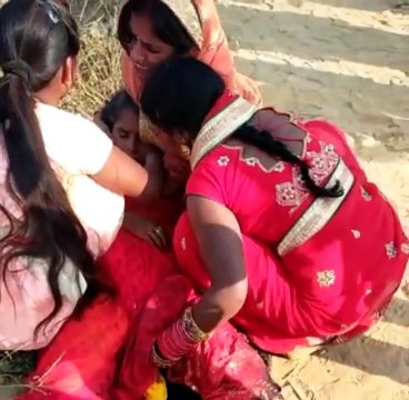 नकटौरा नहर मार्ग पर दुर्घटना में रोलर ने कुचली महिला की टांगे, लोगों ने चालक पकड़ किया पुलिस के हवाले