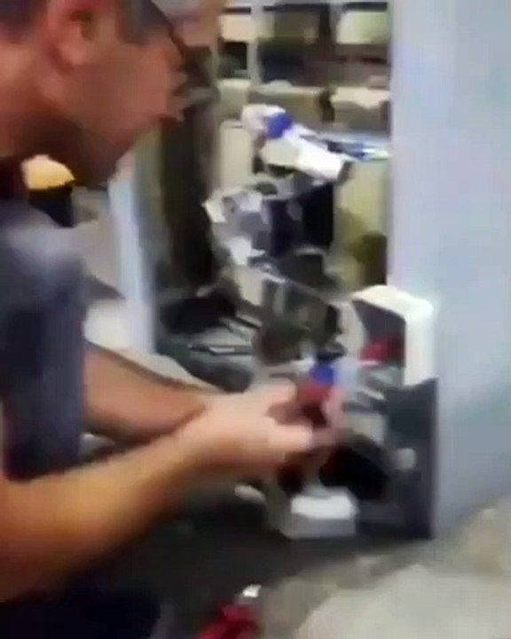Çırağına iş öğreten usta gibi bir de başını sallıyor