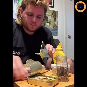 Il a perdu le goût à cause du covid et mange plein d'aliments forts pour tester