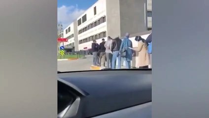 CHP'li Bekaroğlu, "Sıkıntı büyük" notuyla, hastanedeki 'Covid-19 test kuyruğu'nun görüntülerini paylaştı