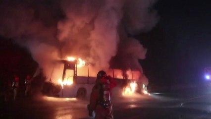 경부고속도로 고속버스 불...인명피해 없이 한때 정체 / YTN