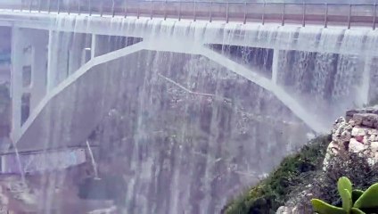 Ce pont Italien se transforme en chute d'eau pendant un orage