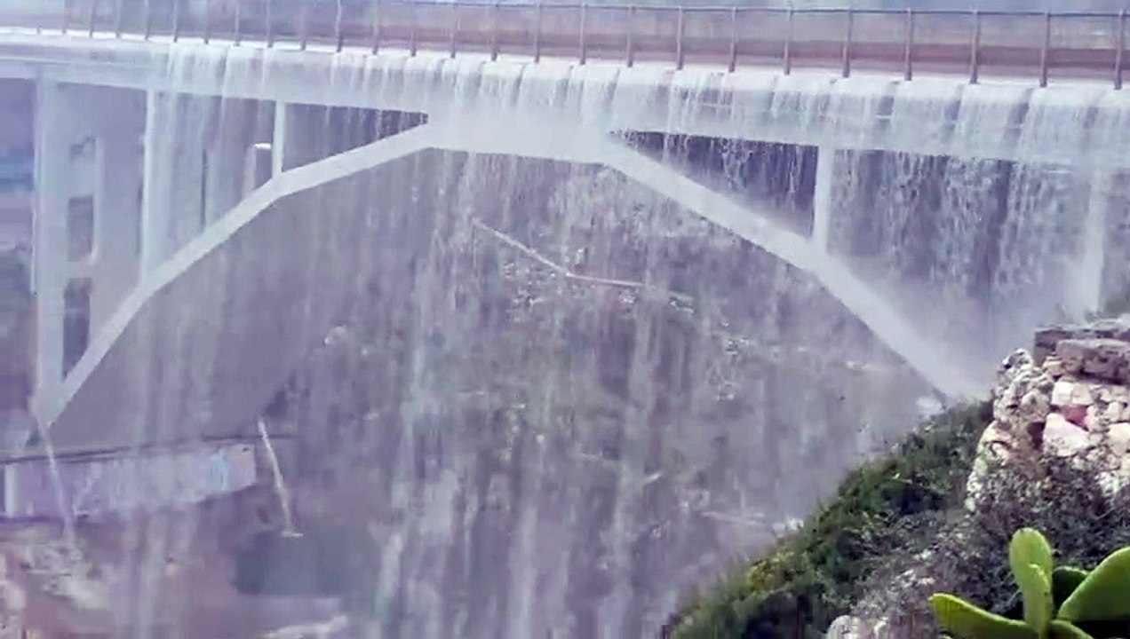Ce pont Italien se transforme en chute d'eau pendant un orage