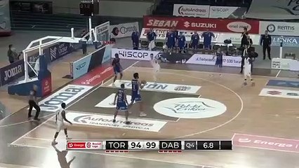 Ce basketteur tente un dunk sur la dernière action er crac... jambe cassée