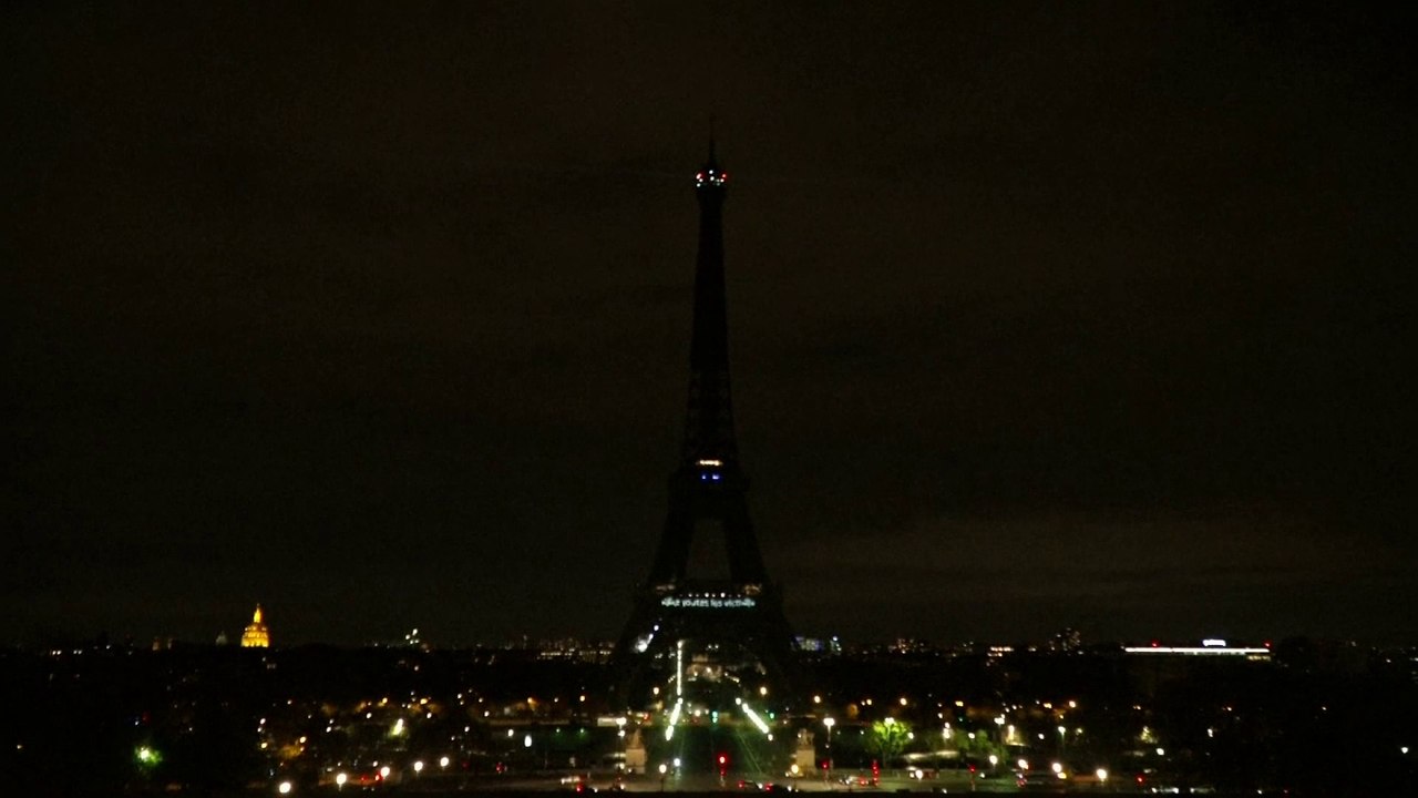 La Tour Eiffel éteinte en hommage aux victimes des attentats du 13 novembre 2015