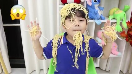 Annie and Sammy Pretend Play with Playdoh Colored Noodles Food Toys for Children