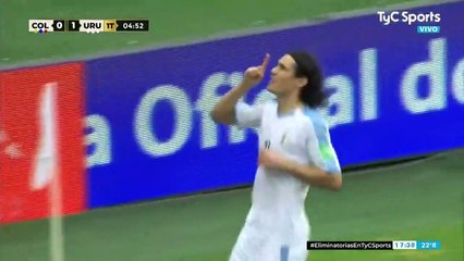 Cavani ghi bàn vào lưới Colombia