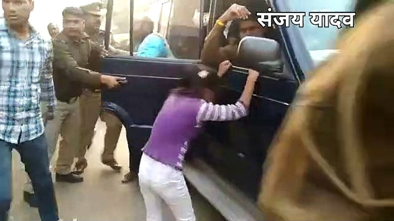 आतिशबाजी बेच रहे पिता को पुलिस ने पकड़ा, बेटी बचाने के लिए पुलिस की गाड़ी पर सर मारती रही