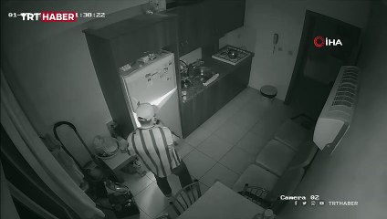 Hırsız, içtiği su şişesini doldurup tekrar dolaba koydu