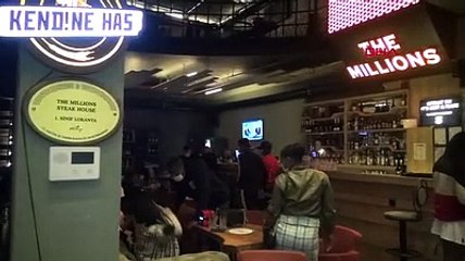 'Mıss Uganda' kadınları bu sefer de denetim yapılan eğlence mekanında ortaya çıktı