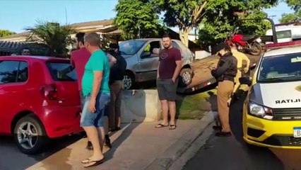 Pálio invade calçada, avança sobre mureta e atinge Fox estacionado no Periolo